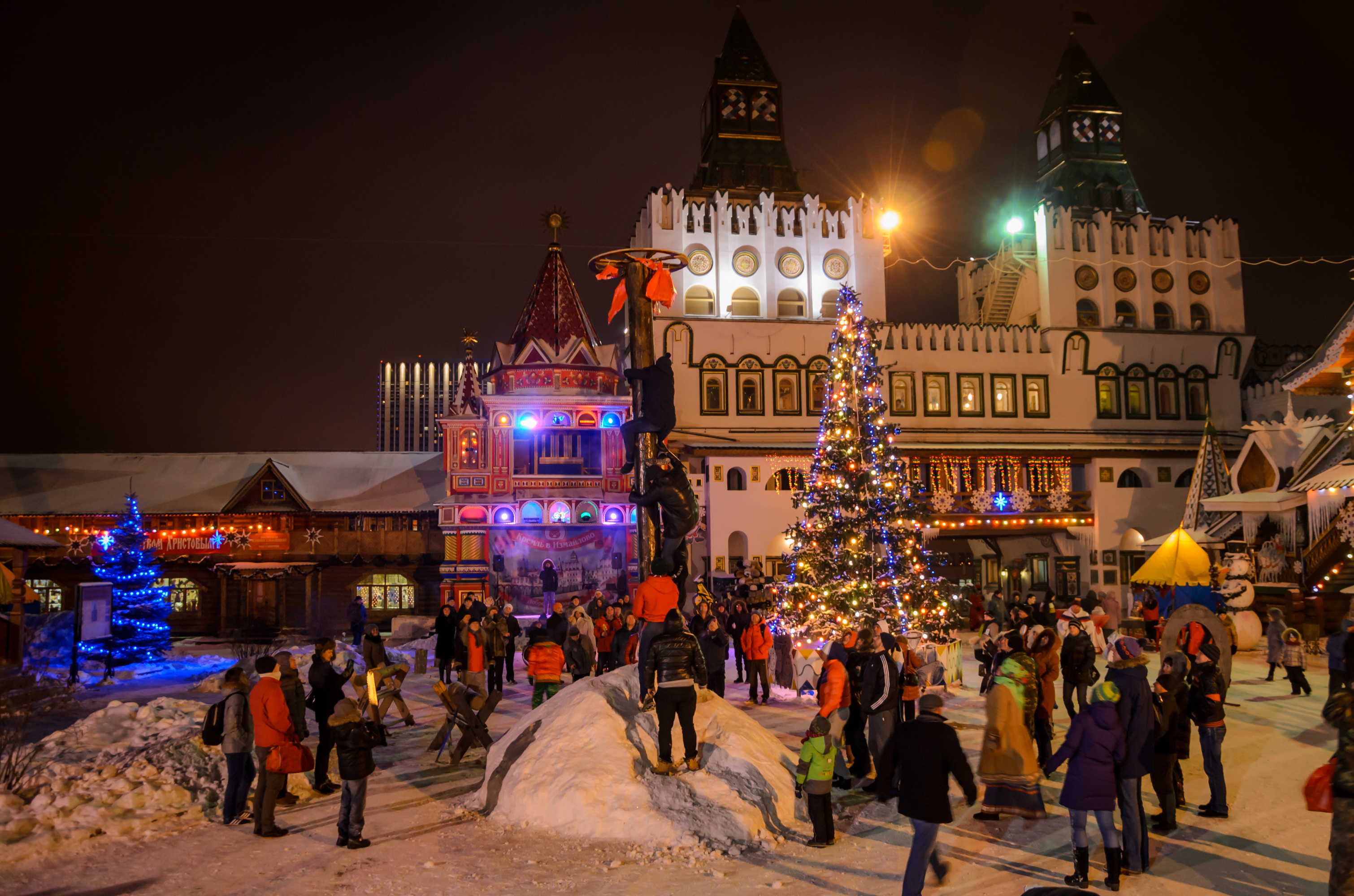 Новогодние развлечения в москве. Измайловский Кремль Москва на новый год. Измайловский Кремль новый год. Измайловский Кремль в новогодние праздники. Измайловский Кремль новогодний.